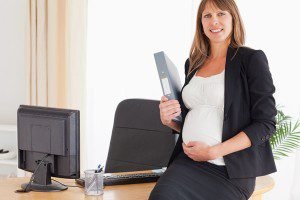 Como muitos já sabem, a CLT é a principal responsável por estabelecer as normas e leis em relação aos direitos dos trabalhadores. Em suas cláusulas e artigos, há diferentes áreas de atuação que são separadas e possuem distintas regras Advogado para Gestante